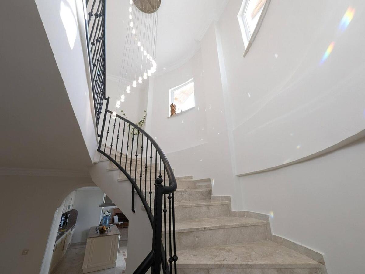 Great Villa With Beatiful View And 4 Bedrooms More 1000 Sqm Area