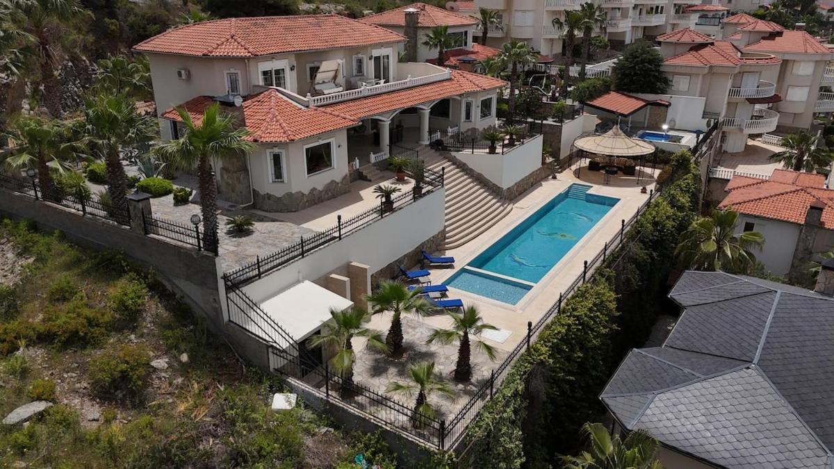 Great Villa With Beatiful View And 4 Bedrooms More 1000 Sqm Area Villa *