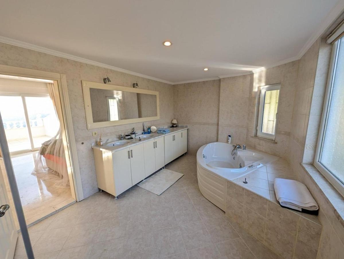 Great Villa With Beatiful View And 4 Bedrooms More 1000 Sqm Area Alanya