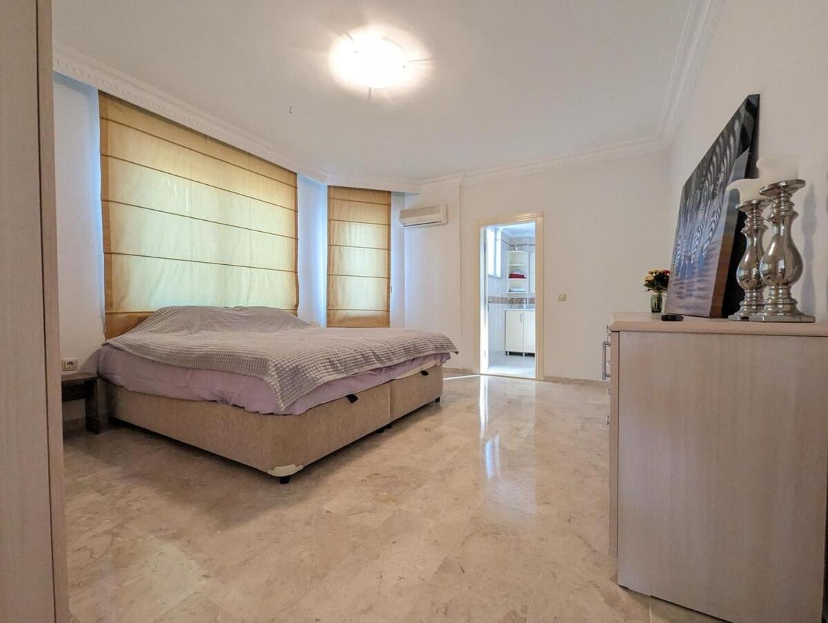 Great Villa With Beatiful View And 4 Bedrooms More 1000 Sqm Area *