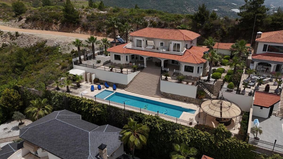 Great Villa With Beatiful View And 4 Bedrooms More 1000 Sqm Area Villa Alanya
