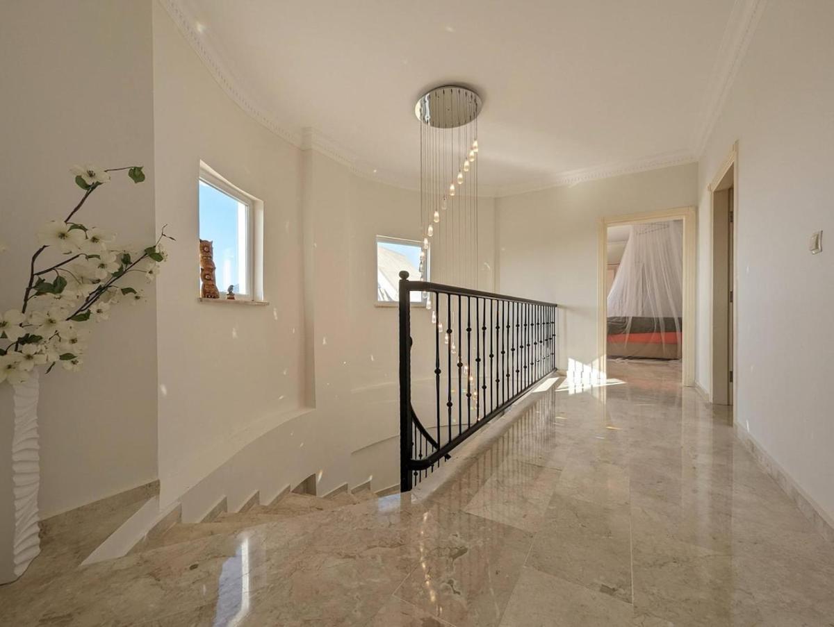 Villa Great Villa With Beatiful View And 4 Bedrooms More 1000 Sqm Area Alanya