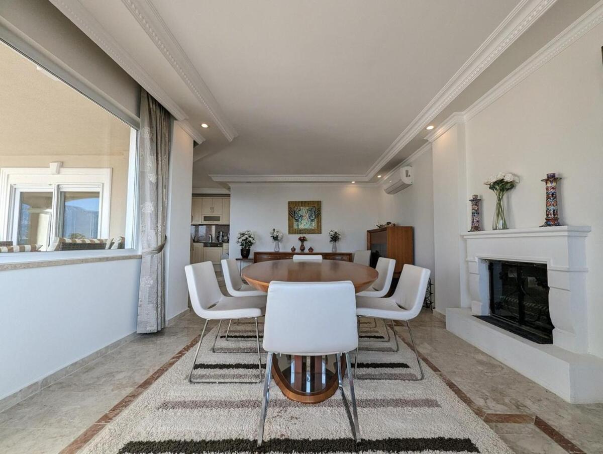 Villa Great Villa With Beatiful View And 4 Bedrooms More 1000 Sqm Area *