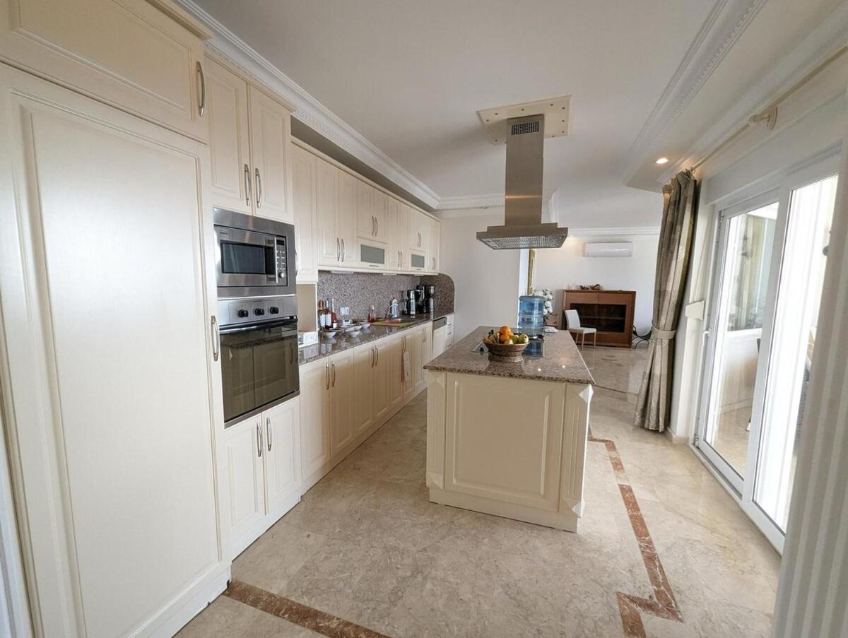 Great Villa With Beatiful View And 4 Bedrooms More 1000 Sqm Area Villa Alanya
