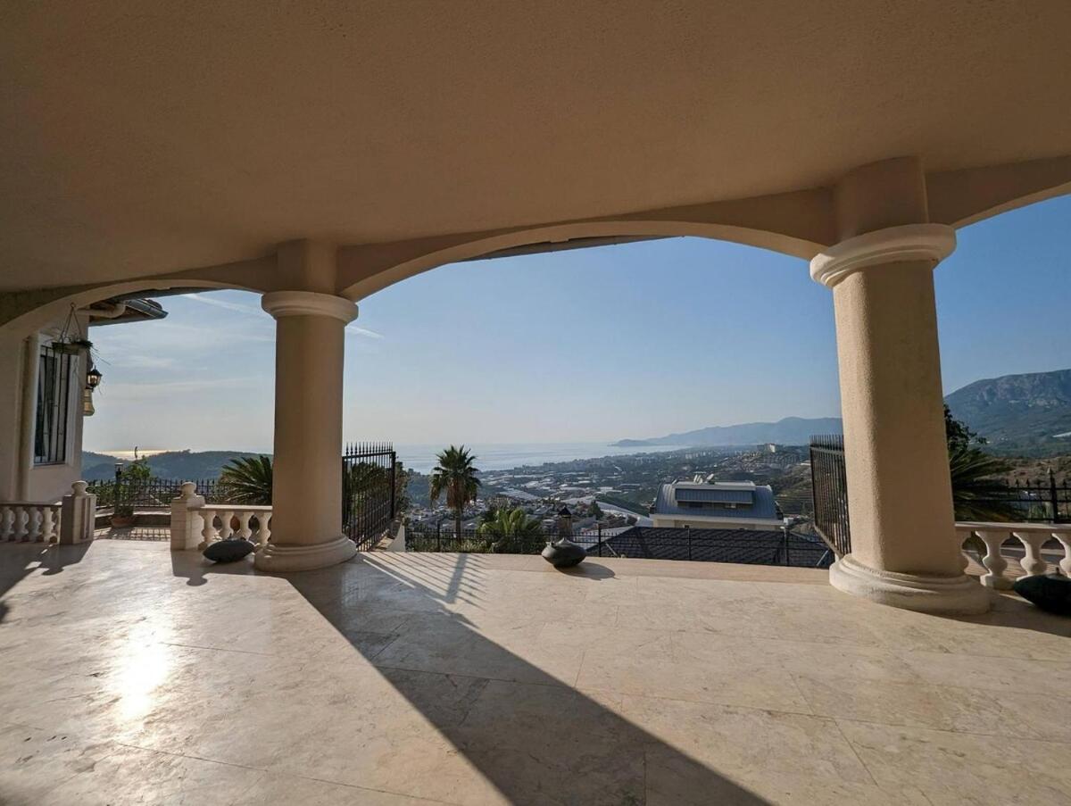 Great Villa With Beatiful View And 4 Bedrooms More 1000 Sqm Area