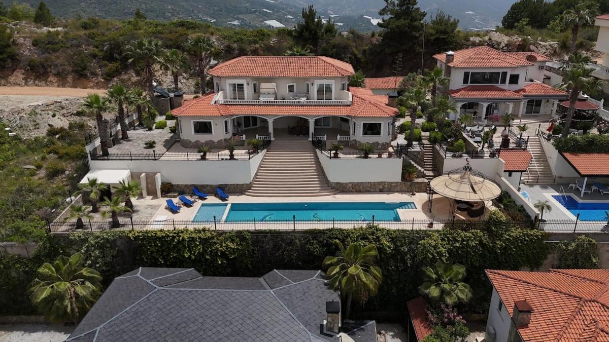 Great Villa With Beatiful View And 4 Bedrooms More 1000 Sqm Area