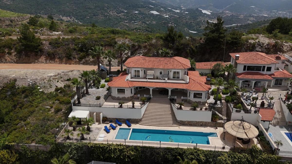 Great Villa With Beatiful View And 4 Bedrooms More 1000 Sqm Area Alanya